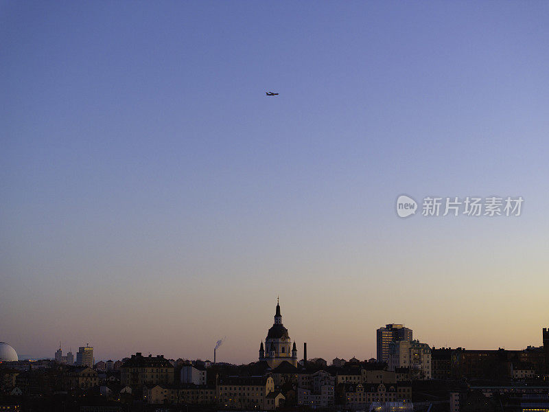 天空中有一架飞机，斯德哥尔摩朝Södermalm方向的夜景