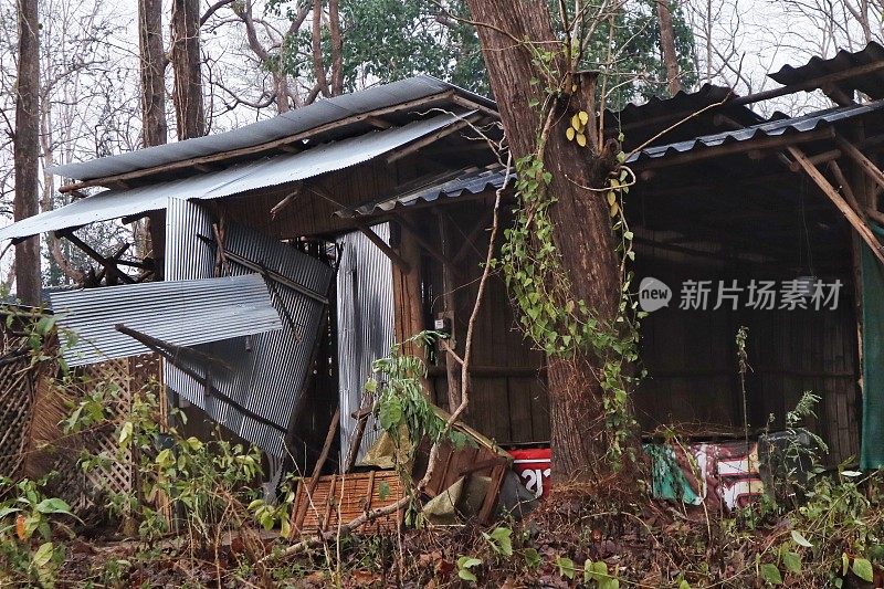 暴雨和冰雹过后的雨季风暴造成的房屋和屋顶受损的房屋。