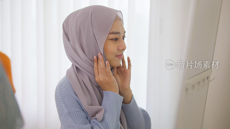 镜子反射美丽的穆斯林妇女戴着头巾在更衣室里在家里去工作鼓舞人心的一天