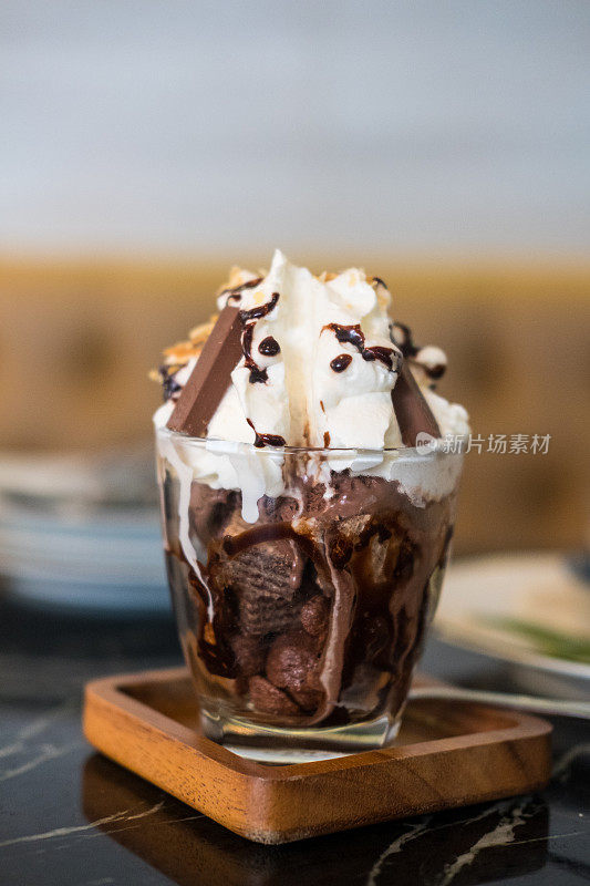 巧克力冰淇淋加鲜奶油和巧克力酱