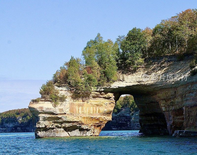在国家湖岸岩画中发现的天然拱门