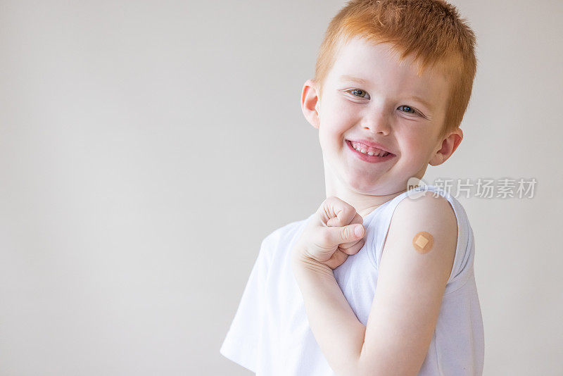可爱男孩为接种Covid-19疫苗而自豪
