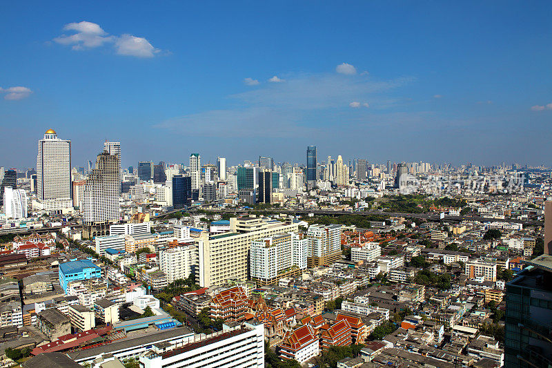 曼谷的高角度城市景观，高楼大厦在泰国阳光明媚的蓝天上