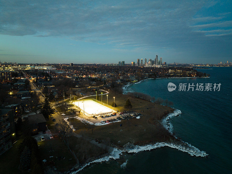 鸟瞰图，在冰雪覆盖的城市公园的运动场上空飞行。加拿大多伦多。