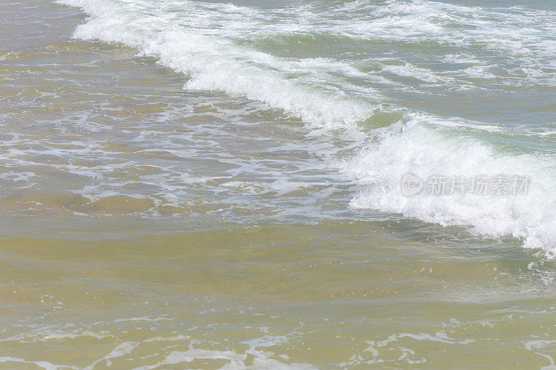 海浪冲到岸边的特写