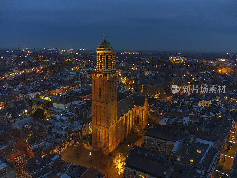 佩珀巴斯夜间无人机在Zwolle市，Overijssel在冬季