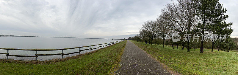 在雨天，德国林根镇一条名为“Speicherbecken”的湖边小路。