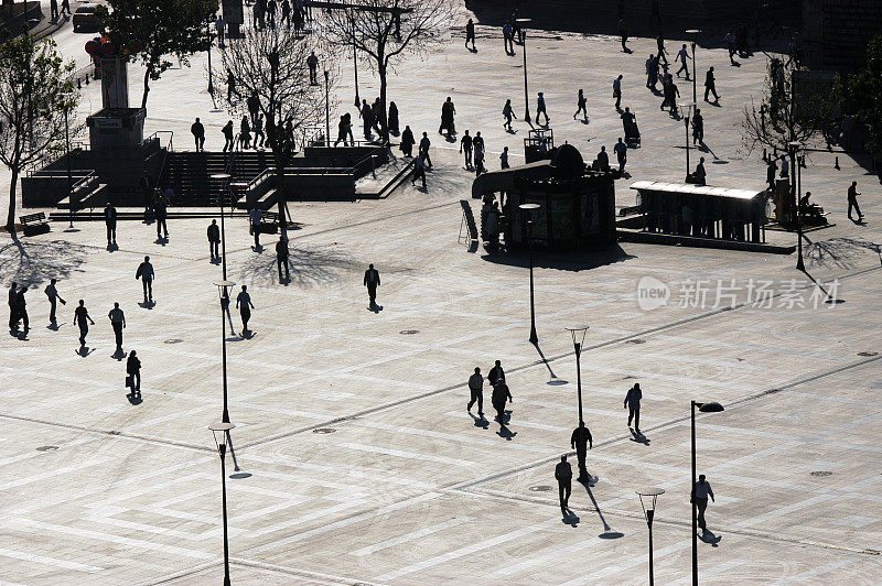 人们走在Eminönü