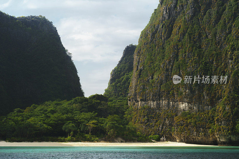 美丽的绿松石海滩玛雅湾在披皮群岛，泰国