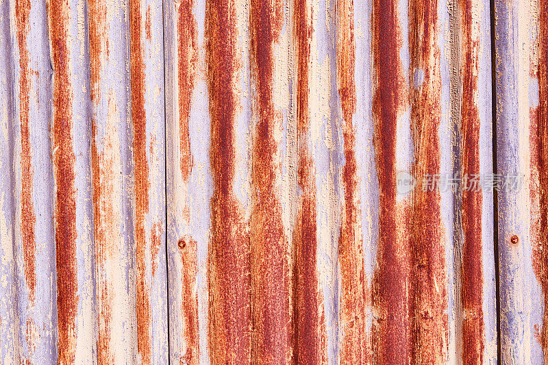 棚屋的锈迹斑斑的波纹铁墙，适合用作背景或纹理