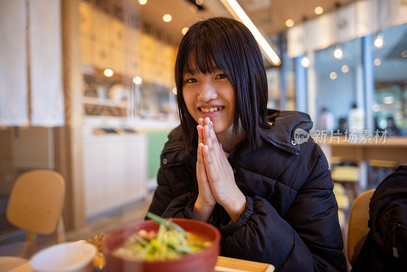 在日本餐馆吃午饭前，一个十几岁的女孩在一起