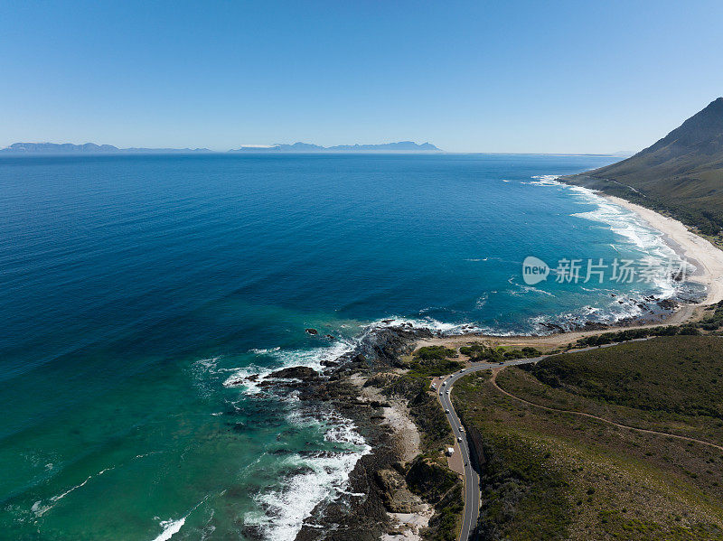 沿海公路沿着雄伟的海岸线运行