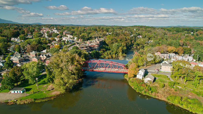 空中拍摄的桥在Saugerties纽约与镇左