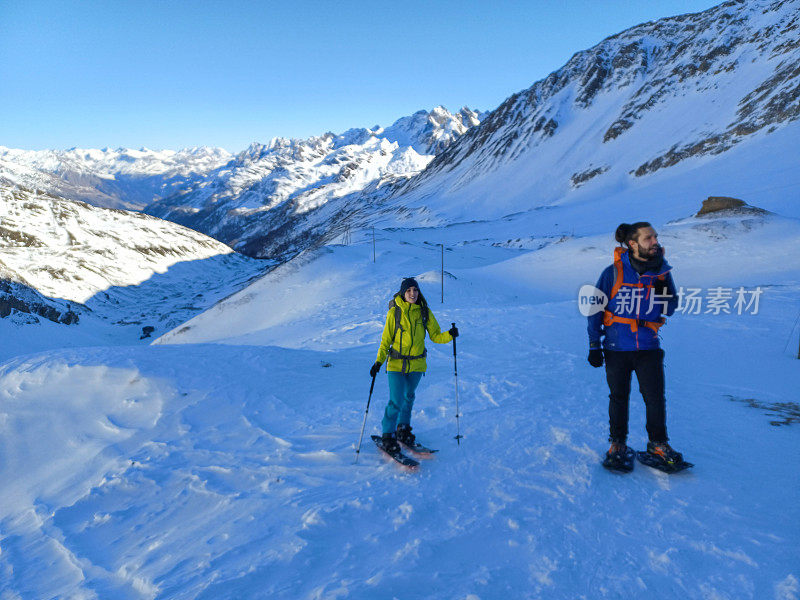 男人和女人在穷乡僻壤穿雪鞋