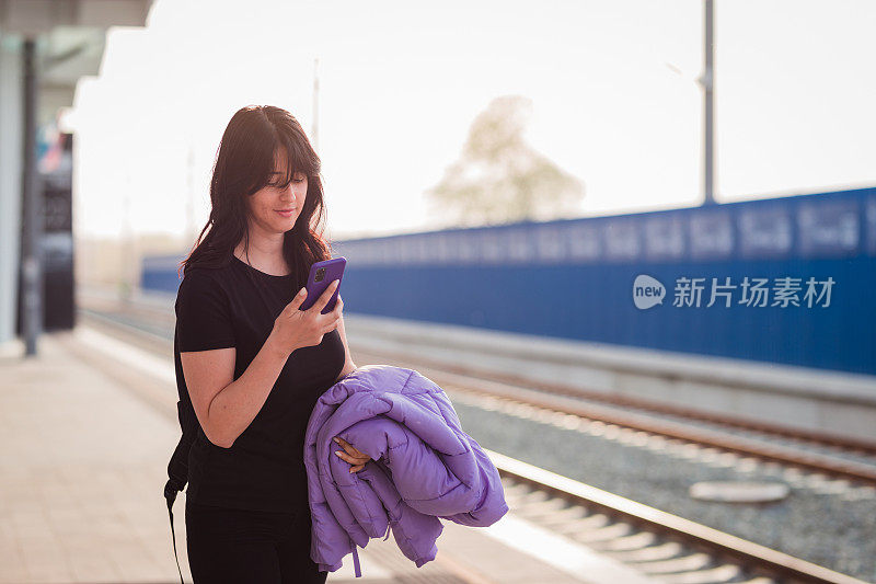 有个女人在火车站站台发短信