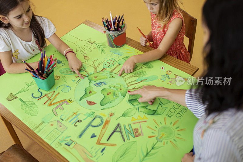 有爱心的幼儿园老师用海报来教导她的学生为地球的好负责任