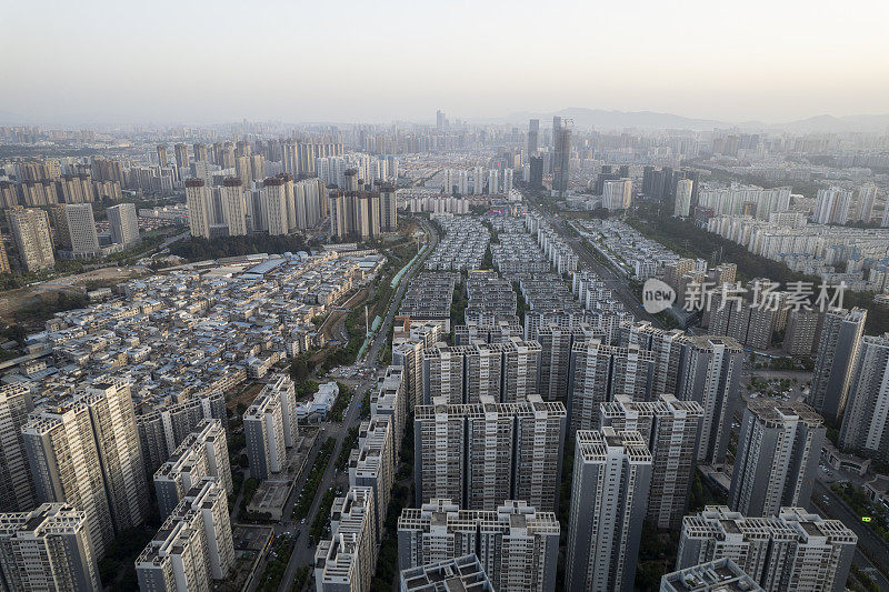 霓虹灯和车流在夕阳的照耀下穿过城市的街道