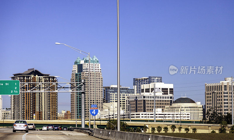 在晴朗的蓝天下，沿着I-4号州际公路驱车前往佛罗里达州的奥兰多市中心