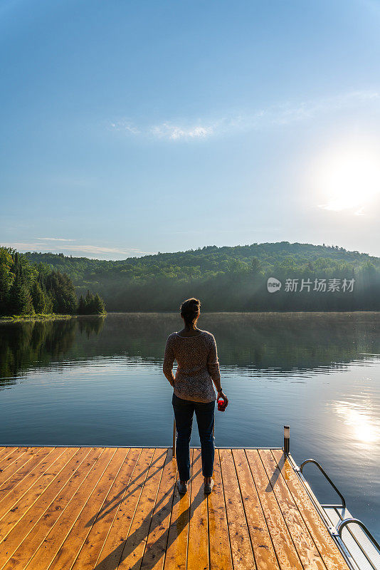 一个在湖边度假的女人。