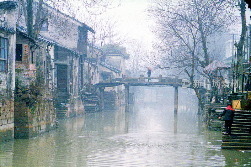 上世纪90年代，古运河湖州城在冬天下着雨