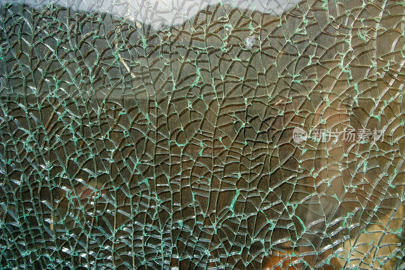 破碎的玻璃窗户