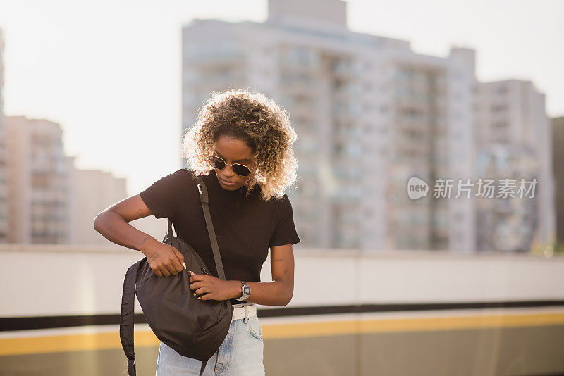 一个为了自己的健康而服用干燥剂的女人