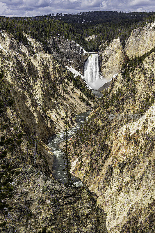 从艺术家点俯瞰黄石河下游瀑布。黄石河大峡谷。黄石国家公园，怀俄明州。