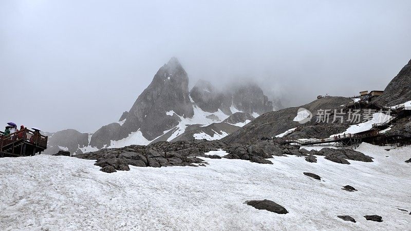 玉龙雪山在云南省丽江