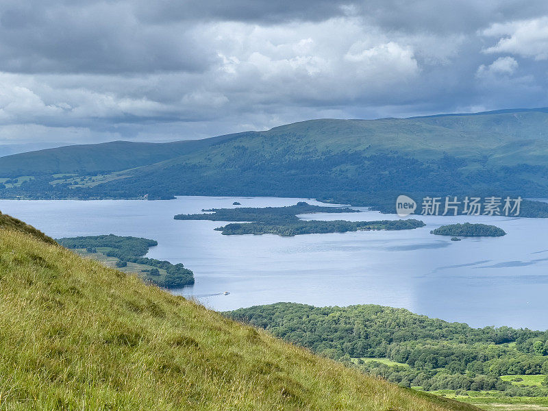 从Conic山俯瞰苏格兰高地和洛蒙德湖