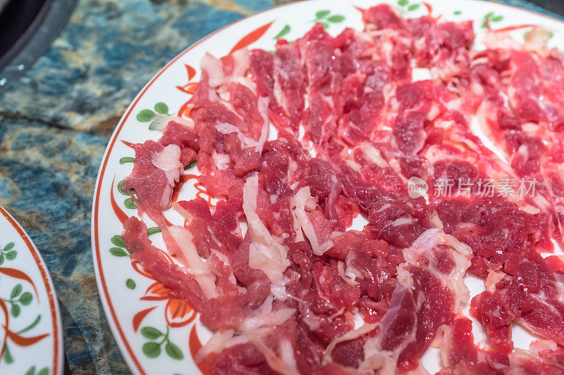 准备潮汕牛肉火锅和食材，鲜嫩的牛肉，准备蘸酱，涮涮锅