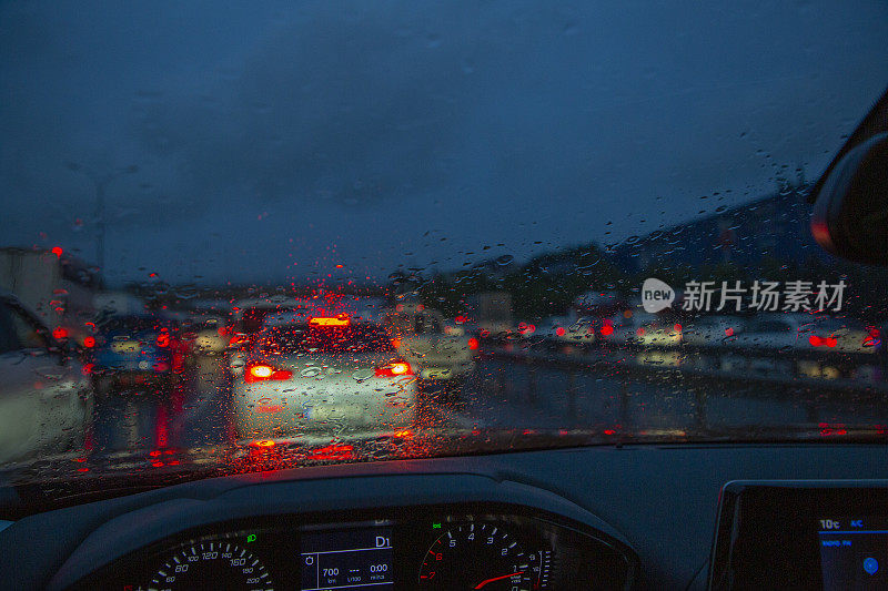 在雨天的高速公路上行驶的汽车视角