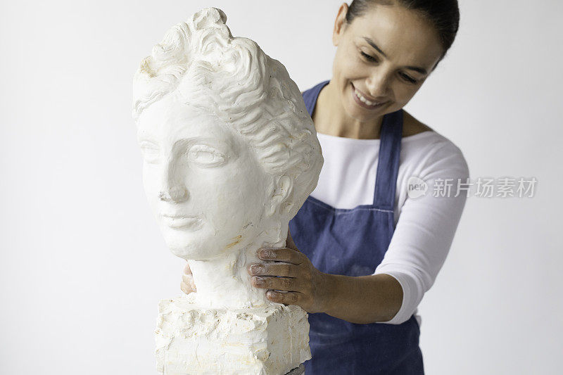 女雕塑家