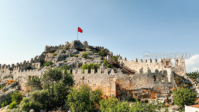 卡莱科伊山上的西梅纳古城遗址，鸟瞰西梅纳古城的海景和城墙。西梅纳古城位于土耳其主要旅游景点安塔利亚省地中海沿岸的一座山上，城堡耸立在山上