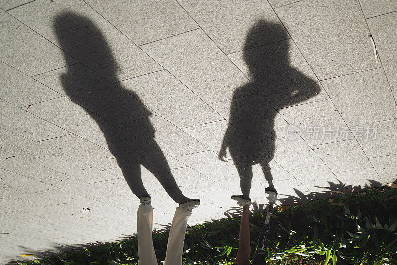 友谊-残疾亚洲女士和她的女性朋友在户外公园拍照