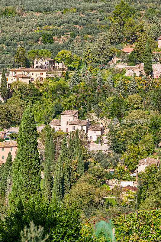 翁布里亚(Umbria)中世纪村庄斯佩洛(Spello)的山间房屋景观