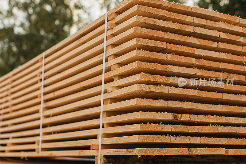木板。锯木厂。建筑材料。木头。五金店