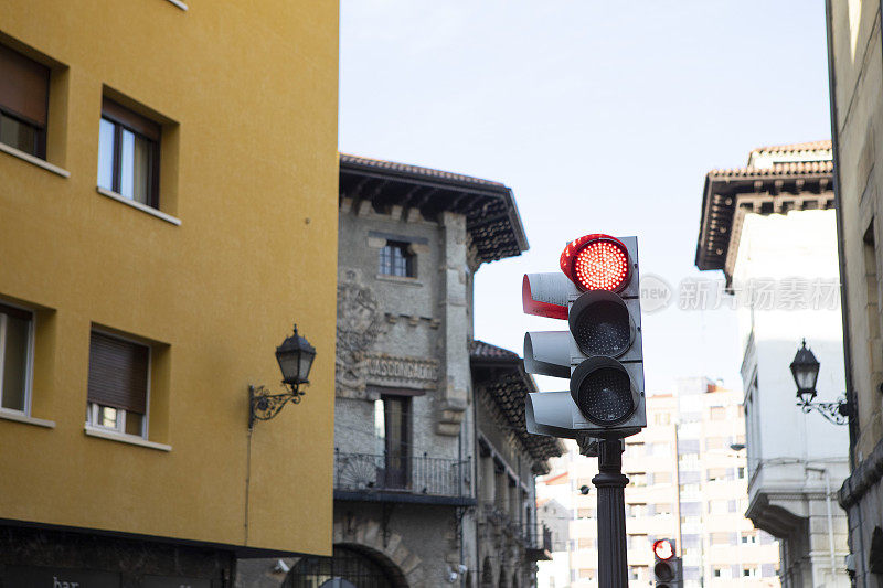 老城区建筑前的红绿灯亮起