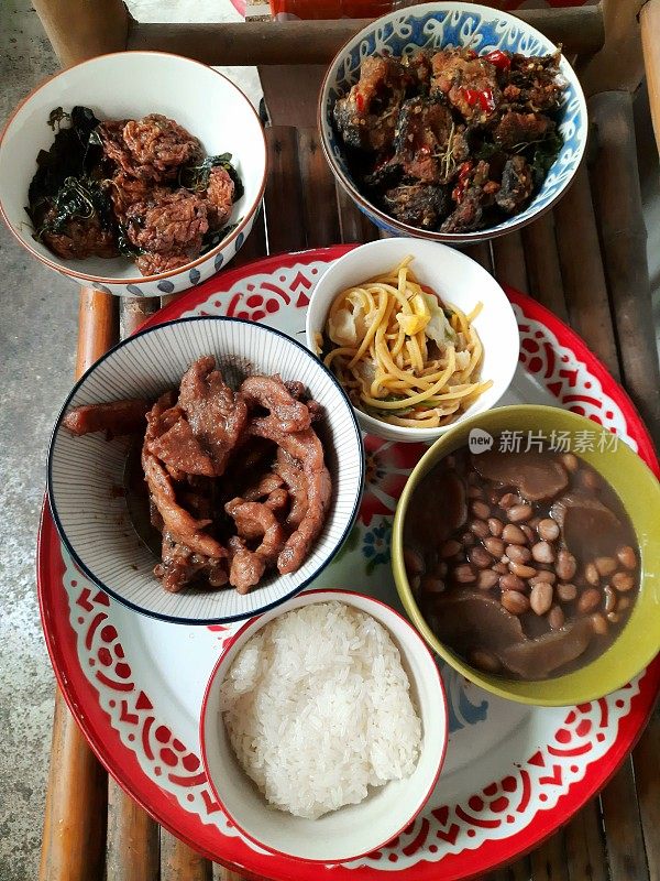 在餐盘上准备亚洲食物。