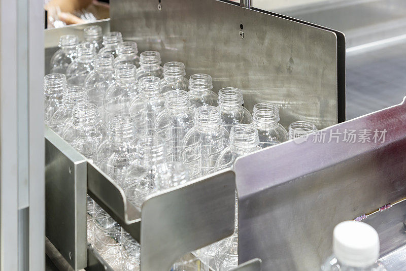 许多透明的塑料宠物空瓶制造过程后，灌装水或饮料在生产线上