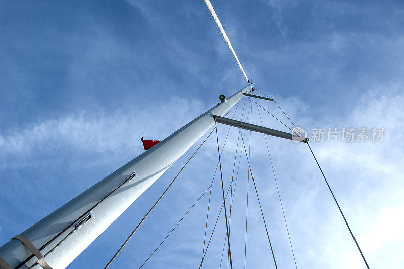 游艇桅杆顶着蓝天