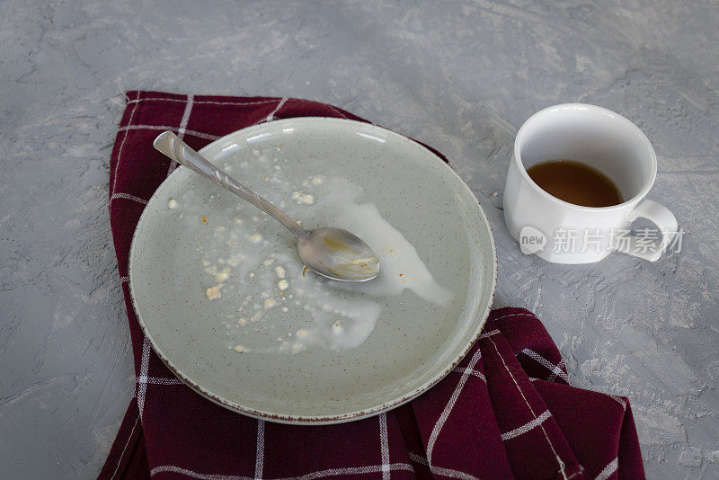 餐后用盘子和咖啡杯