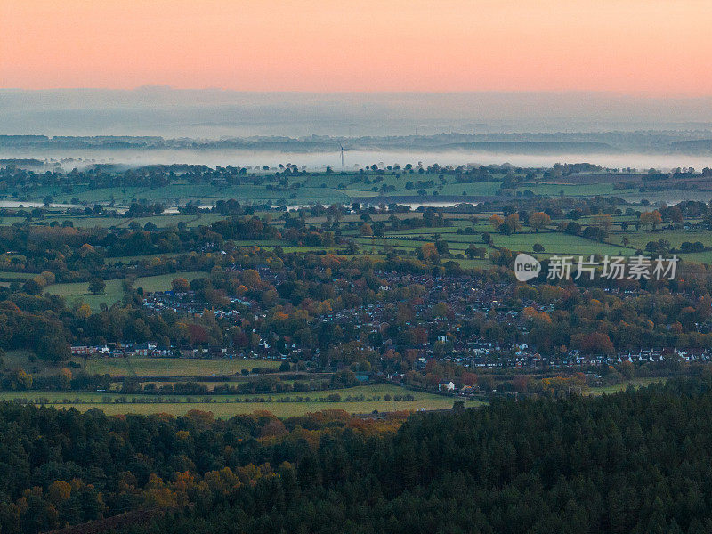 长焦照片日出时大海伍德村的鸟瞰图