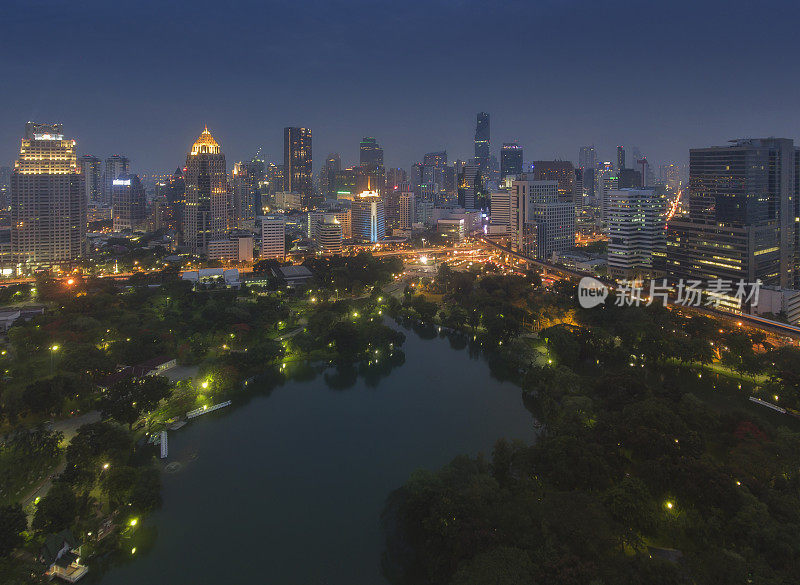 泰国曼谷隆皮尼公园夜间的空中城市景观