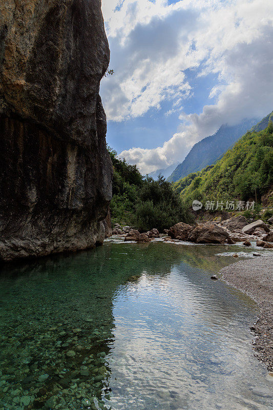 阿尔巴尼亚阿尔卑斯山的瓦尔博纳河和峡谷