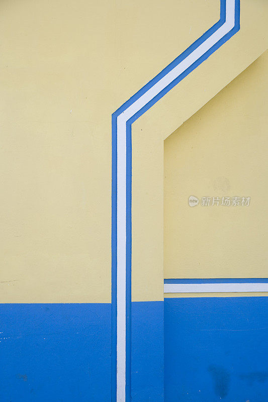房子的墙壁漆成蓝色和黄色
