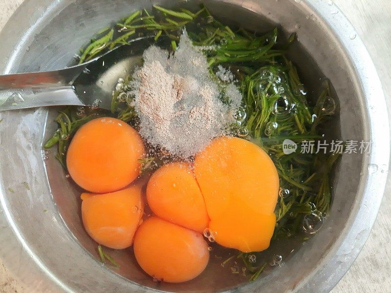 准备做金合欢叶蛋卷-食物准备。