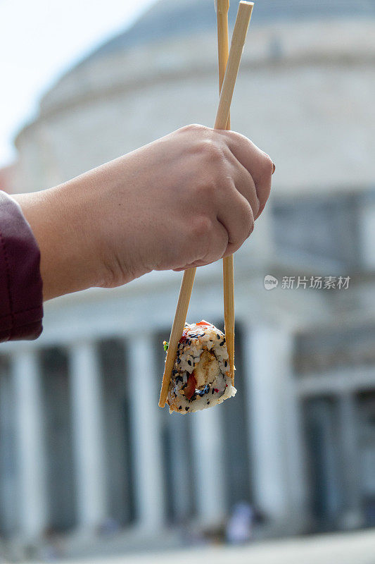 在那不勒斯的街头吃寿司