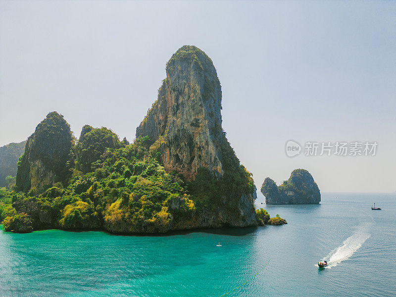 安达曼海一个岛屿附近快艇的鸟瞰图