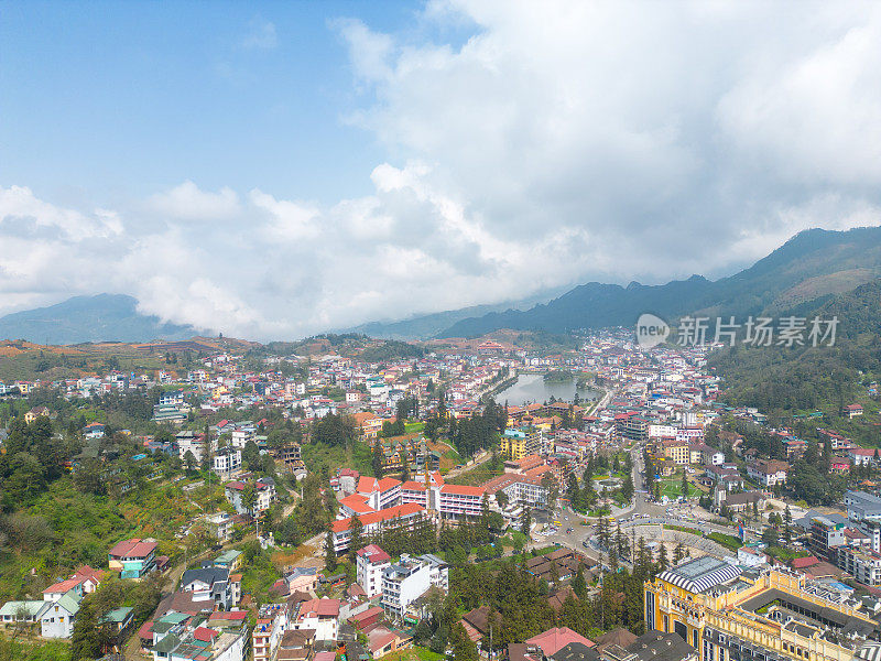 亚洲越南老蔡省萨帕市山城景观鸟瞰图，阳光明媚，夕阳西下，云中山景