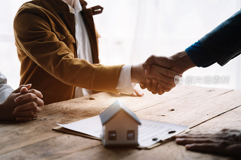 近距离握手，考虑买房，投资房地产。经纪人签署销售协议。代理，租赁协议，成功交易。